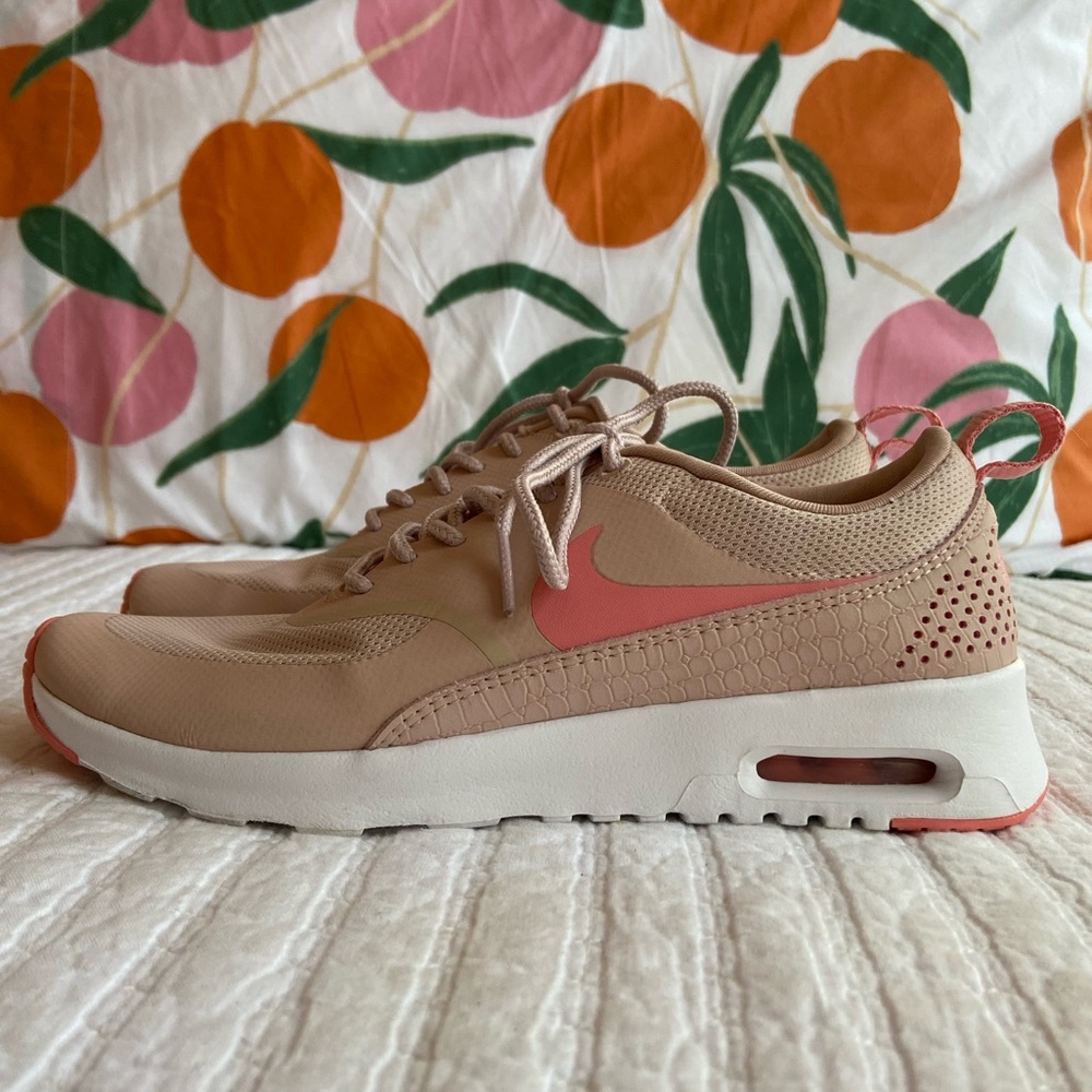 Nike Women’s Air Max Thea Low-top Sneakers Pink